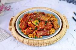 The method of braising pork ribs with soybeans