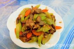 The recipe for stir frying chicken hearts with celery