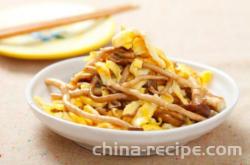 The method of stir frying eggs with tea tree mushrooms