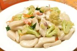 The method of stir frying white fruits in Fuzhou