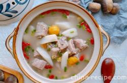 The method of making clear stewed pork rib soup