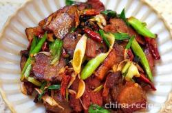 The method of stir frying smoked meat with squeezed Sichuan pepper