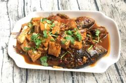 The recipe for braised tofu and crucian carp