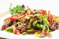 The method of stir frying mixed vegetables with beef