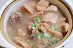 The recipe for lotus root and pork rib soup