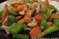 The method of stir frying carrots with chili peppers