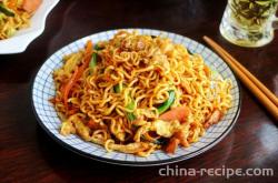 The method of stir frying instant noodles