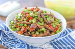 The method of stir frying meat with pumpkin vine