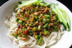 The method of making bean braised noodles