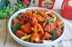 The method of stir frying lotus root with pork belly