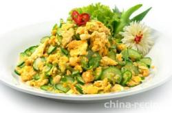 The method of stir frying cucumber and egg