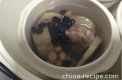 The recipe for black bean mushroom pork rib soup