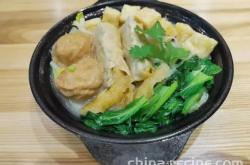 The method of pan frying sour soup in a clay pot