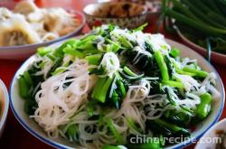 The recipe for cold mixed Tremella and Spinach vermicelli