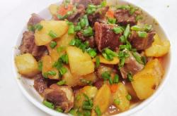 The recipe for stewing pork ribs with potatoes