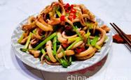 The method of stir frying squid whiskers with chili peppers