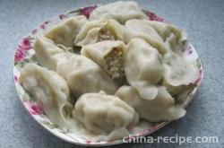 The method of making roasted dumplings with white radish and pork