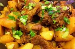 How to make potato stewed pork ribs delicious