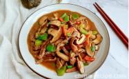 The method of stir frying shredded pork with shiitake mushrooms and flat mushrooms