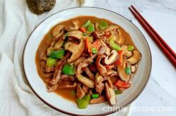 The method of stir frying shredded pork with shiitake mushrooms and flat mushrooms