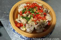 The method of steaming pork ribs with chopped taro and pepper