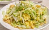 The method of stir frying eggs with cabbage