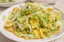 The method of stir frying eggs with cabbage