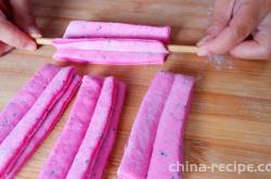 Practice of pitaya deep-fried dough sticks