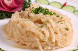 The method of steaming shredded radish with flour