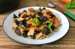 The method of stir frying meat with carrot and fungus