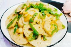 The method of making green pepper and lotus root slices