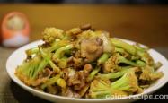 The method of stir frying pork slices with cauliflower