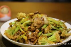 The method of stir frying pork slices with cauliflower