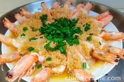 The method of steaming prawns with garlic vermicelli