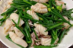 The method of stir frying squid with chives and flowers