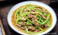 The method of stir frying meat foam with asparagus