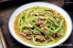 The method of stir frying meat foam with asparagus