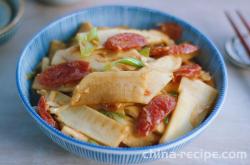 The method of making sausage and bamboo shoots slices