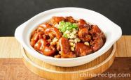 The method of braising pork feet with soybeans