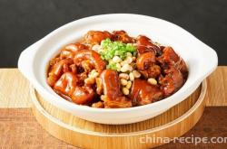 The method of braising pork feet with soybeans