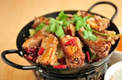 The recipe for dry pot pork ribs