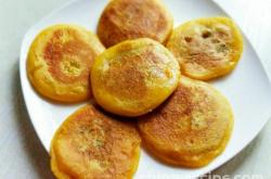 The method of making glutinous rice and sweet potato pancakes