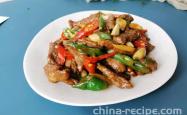 The method of stir frying beef tenderloin with bell pepper and green pepper