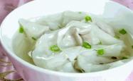 The recipe for making white radish mushroom fan bone soup and hand copying