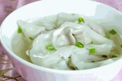 The recipe for making white radish mushroom fan bone soup and hand copying