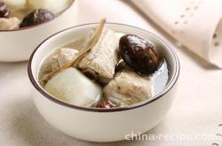 Method for making white radish mushroom fan bone soup