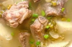 The recipe for mung bean and pork rib soup