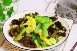 The method of stir frying cucumber and fungus