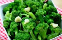 The method of stir frying broccoli with garlic