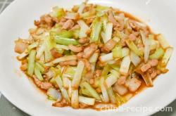 The method of stir frying pork slices with yellow chives